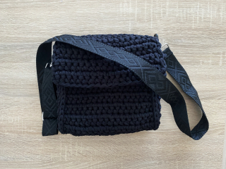 Pánská háčkovaná crossbody taška